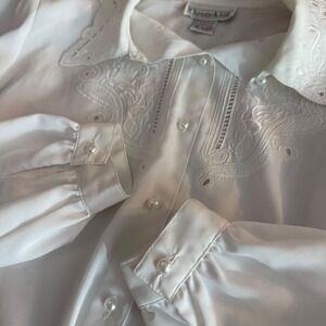 Vintage 80's Women's Medium White Button Long Sleeve Blouse Lace Pearl buttons